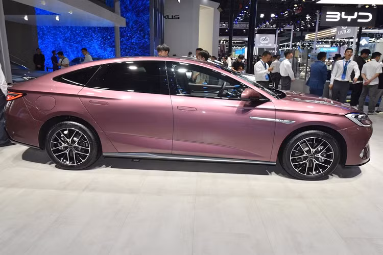 Vòng ra phía thân xe, chiếc xe sedan BYD Seal DM-i 2023 mới áp dụng thiết kế hơi lùi về phía sau, trông tổng thể rất đầm chắc và tròn trịa. Ở phía sau xe, xe mới sử dụng cụm đèn hậu xuyên thấu phổ biến, thân đèn hậu chính hai bên thiết kế hình giọt nước, với vỏ đèn trong suốt, chiếc xe mới thể hiện phong cách và năng động. Kích thước tổng thể của xe BYD Seal DM-i 2023 bao gồm chiều dài, chiều rộng và chiều cao lần lượt sẽ là 4.980 mm x 1.890 mm x 1.495 mm, còn chiều dài cơ sở 2.900 mm.