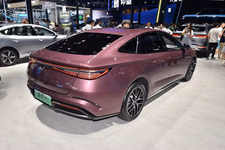 Bước vào bên trong khoang lái, BYD Seal DM-i 2023 có bảng điều khiển trung tâm tiếp nối bố cục tổng thể của các mẫu Ocean series trước đó. Thanh pha lê trong suốt được dát làm lõi hình ảnh của bảng điều khiển phụ và cùng với một nhóm các nút cơ tạo thành "trái tim của trung tâm điều khiển đại dương”.