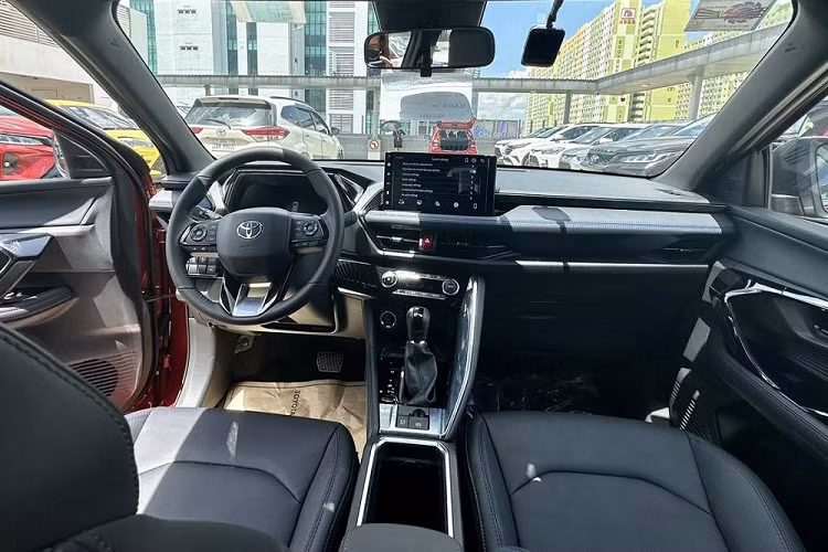 Bên trong xe, Toyota Yaris Cross 2023 ở thị trường Campuchia trang bị như ghế bọc da, vô lăng chỉnh 4 hướng tích hợp phím chức năng, chìa khóa thông minh, khởi động nút bấm, bảng đồng hồ với màn hình kỹ thuật số 7 inch, ghế trước chỉnh điện, màn hình cảm ứng trung tâm 10,1 inch, hỗ trợ Apple CarPlay/Android Auto, sạc điện thoại không dây, điều hòa tự động hay 2 cổng USB Type C và cửa gió ở hàng ghế sau.