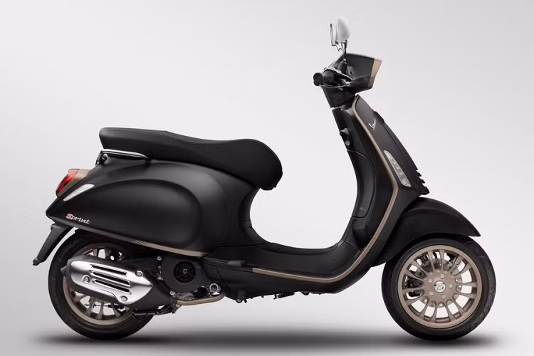 Vespa Sprint S TFT 125 vẫn được trang bị động cơ i-Get, dung tích 125cc, xy-lanh đơn cho công suất 10,5 mã lực tại 7.700 vòng/phút và mô men xoắn đạt 10,4 Nm tại 6.000 vòng/phút. Trong khi đó, con số tương ứng của bản Sprint S TFT 150 là 12,7 mã lực và 12,8 Nm mô-men xoắn.