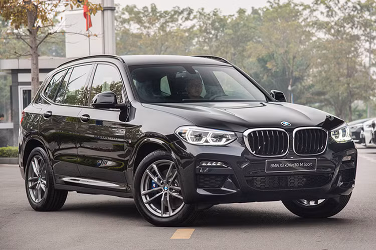 Cũng như người anh em X5, BMW X3 sở hữu nhiều loại động cơ và phiên bản cho người tiêu dùng lựa chọn. Trong đó, có cả phiên bản M hiệu suất cao với công suất tối đa lên đến 503 mã lực. Nếu không cần xe quá mạnh mẽ, khách hàng Mỹ có thể chọn BMW X3 sDrive30i tiêu chuẩn với động cơ xăng tăng áp, cho công suất tối đa 248 mã lực.