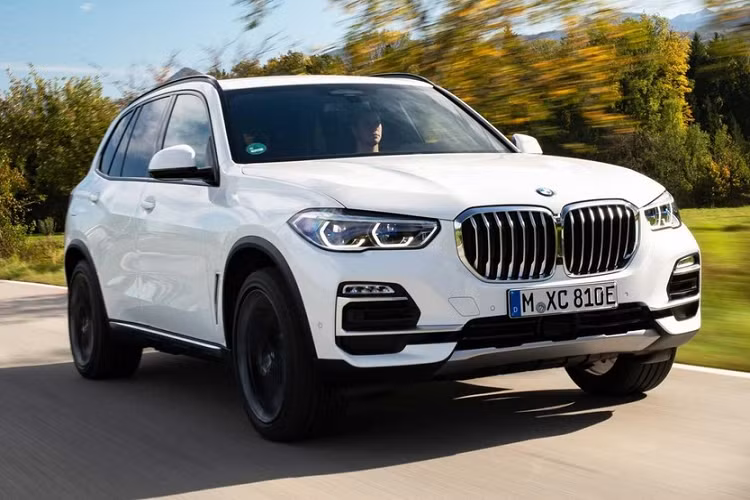  BMW X5: 82.372 xe Tương tự đối thủ Lexus RX, X5 cũng là mẫu ôtô bán chạy nhất của thương hiệu BMW ở thị trường Mỹ trong năm ngoái với doanh số 82.372 xe. Ngoài thiết kế thể thao và nam tính, BMW X5 còn chiều lòng khách hàng bằng nhiều phiên bản cũng như tùy chọn động cơ.