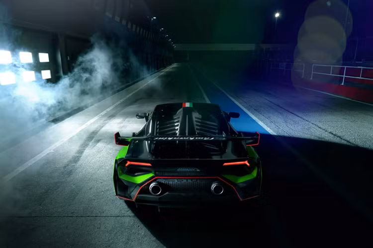 Bên trong xe có ghế bọc da Alcantara Nero Ade (màu đen) với đường khâu Verde Fauns (màu xanh lá cây) tương phản. Dây đai an toàn bốn điểm, thanh cuộn bằng nhôm và tấm lót sàn bằng sợi carbon càng làm nổi bật thêm ý nghĩa lấy cảm hứng từ xe thể thao.