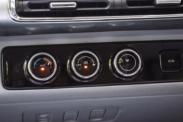 Tại thị trường Ấn Độ, MG Comet EV được trang bị mô-tơ điện mạnh 42 mã lực và 110 Nm, hộp số tự động 1 cấp cùng hệ dẫn động cầu sau. Pin của xe có dung lượng 17,3 kWh với tiêu chuẩn chống nước và chống bụi IP67. 