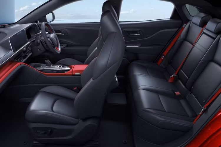 Tạo hình bên trong cụm đèn hậu khiến người ta nhớ tới mẫu xe Mercedes-Benz GLB và Toyota GR Supra. Ngoài ra, xe còn có tem chữ nổi "Crown" trên cửa cốp, khe gió nằm dọc khá dài ở hai góc đuôi xe và cản sau sơn màu đen bóng. Điểm nổi bật trên Toyota Crown Sport PHEV 2024 có lẽ nằm ở hệ truyền động vừa hiệu suất vừa tiết kiệm nhiên liệu.