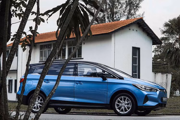 Thời gian sạc đầy pin bằng bộ sạc chậm AC 6,6 kW là 12,5 tiếng. Xe còn có phanh đĩa trên cả 4 bánh. BYD e6 2023 sẽ được áp dụng chính sách bảo hành 8 năm hoặc 500.000 km cho pin, tùy theo điều kiện nào đến trước. Trong khi đó, chính sách bảo hành cho xe là 6 năm hoặc 150.000 km. Trong năm nay, sẽ có tổng cộng 1.500 chiếc MPV thuần điện này được nhập khẩu vào Thái Lan.