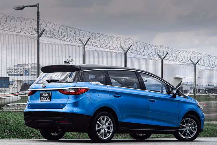 "Trái tim" của BYD e6 2023 là 1 mô-tơ điện nằm trên cầu trước, tạo ra công suất tối đa 94 mã lực và mô-men xoắn cực đại 180 Nm. Với cụm pin lithium-sắt-photphat (LFP) có tên Blade của hãng BYD có dung lượng 71,7 kWh, mẫu MPV này có quãng đường di chuyển sau khi sạc đầy pin là 520 km theo chu trình thử nghiệm WLTC.