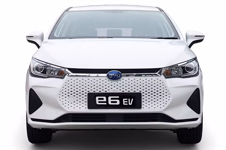 BYD e6 2023 là mẫu MPV thuần điện nên nó gần như không có đối thủ trực tiếp tại thị trường Thái Lan. Nếu so về kích thước, BYD e6 2023 có thể cạnh tranh với Mitsubishi Xpander hay Toyota Veloz. Cụ thể, BYD e6 2023 có chiều dài 4.695 mm, chiều rộng 1.810 mm, chiều cao 1.670 mm, chiều dài cơ sở 2.800 mm và chiều cao gầm 145 mm.