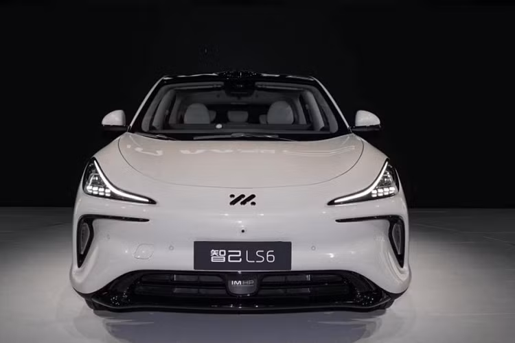 Triển lãm ô tô Thành Đô đang diễn ra tại Trung Quốc, chính vì điều này mà nhiều hãng đã nhanh chóng tung ra các sản phẩm mới tinh của mình, trong đó, IM Motor đã mang đến chiếc xe SUV điện LS6 mới nhất. Hãng xe Trung Quốc cũng nhân dịp này đã nhanh chóng tung ra chương trình đặt hàng trước dành cho chiếc xe IM Motor LS6 2024 mới, và đã nhanh chóng gặt hái thành công đáng mong chờ.