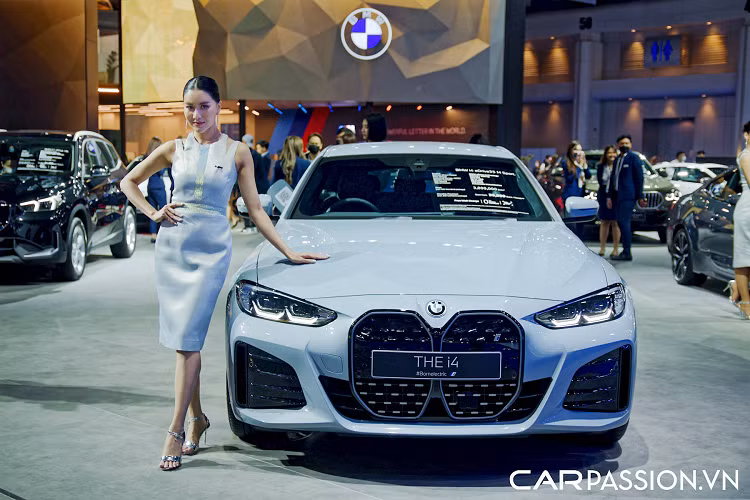  BMW i4 2023 mới vừa chính thức ra mắt tại Thái Lan thông qua Triển lãm ô tô quốc tế Bangkok 2023. Mẫu sedan hạng sang mới này có vẻ ngoài thể thao, kích thước gọn gàng hứa hẹn đem lại cảm giác lái phấn khích đúng chất BMW, dù vận hành hoàn toàn bằng điện chứ không dùng động cơ đốt trong như truyền thống.