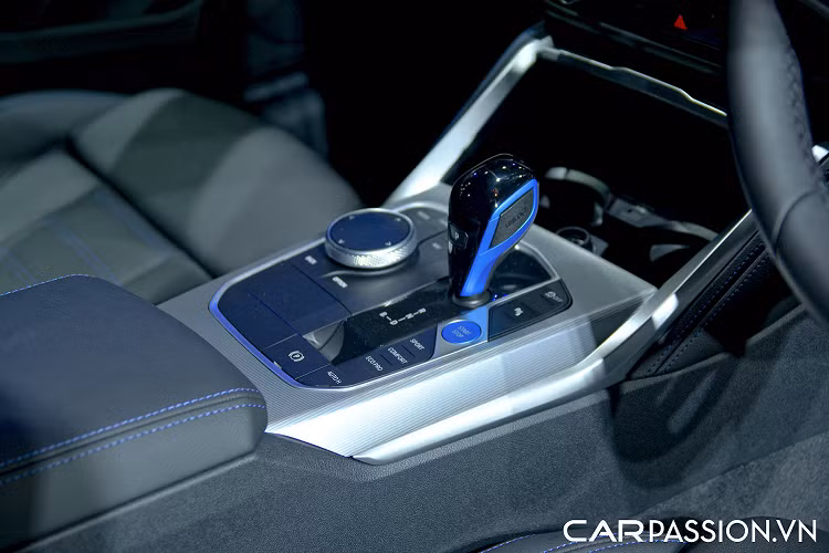Với hệ điều hành BMW iDrive mới nhất hứa hẹn sẽ đưa “sự tương tác giữa người lái và phương tiện vào một tương lai kỹ thuật số, nơi nhiều lĩnh vực của cuộc sống ngày càng trở nên thông minh hơn”. Hệ thống này bao gồm một màn hình cong mới với một cụm công cụ kỹ thuật số có kích thước 12,3 inch và hệ thống thông tin giải trí 14,9 inch.