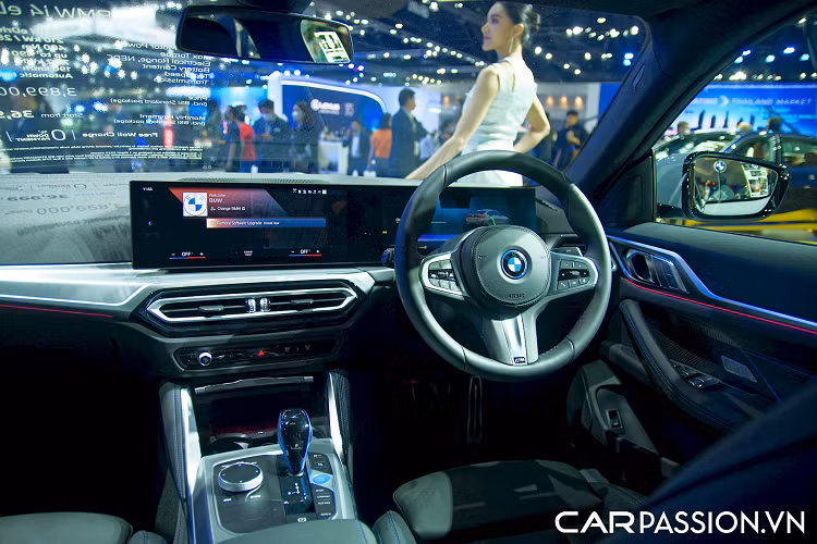 BMW i4 được coi là một mẫu xe quan trọng và được kỳ vọng sẽ giúp thương hiệu đạt được mục tiêu khoảng 20% doanh số bán hàng là xe điện trong năm 2023. Trên BMW i4 mới, chiếc xe sở hữu thiết kế hiện đại với lưới tản nhiệt quả thận lớn tương tự như trên mẫu 3 Series và 4 Series mới.
