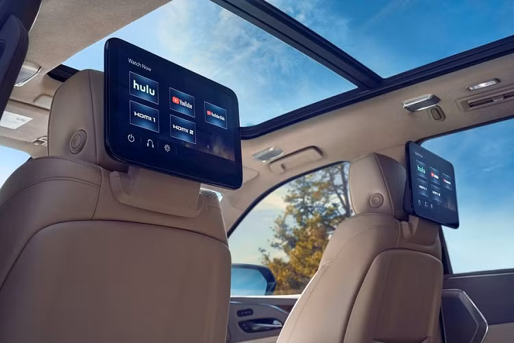 Cadillac cuối tháng trước đã chính thức trình làng Escalade IQ 2025 – phiên bản thuần điện của dòng SUV cỡ lớn Escalade. Mẫu xe này được định vị là sản phẩm mở đường cho mục tiêu trở thành thương hiệu thuần điện của Cadillac vào năm 2030. Mức giá xe Cadillac Escalade 2024 khởi điểm từ 130.000 USD (khoảng 3,087 tỷ đồng) và bắt đầu đi vào sản xuất thương mại từ giữa năm sau tại nhà máy Factory Zero của GM ở Hamtramck, Michigan.