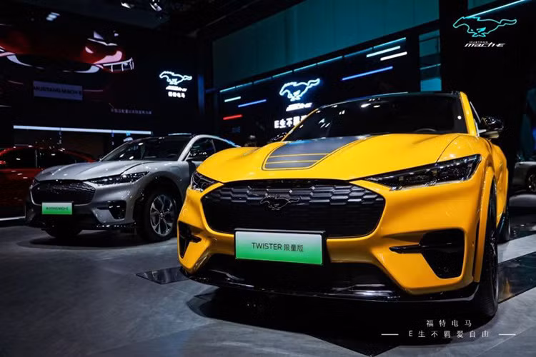 Nhưng chớ vội nhầm đây không phải là dòng xe hiệu suất cao Ford Mustang Mach-E GT đã có 2 xe về Việt Nam, mà 1 phiên bản đặc biệt ở Trung Quốc. Cụ thể, chiếc Ford Mustang Mach-E GT này thuộc bản Twister Special, gợi nhớ đến chiếc xe thể thao rất nổi tiếng của hãng là Ford Mustang Twister Special Limited Edition vào thập niên 1970.
