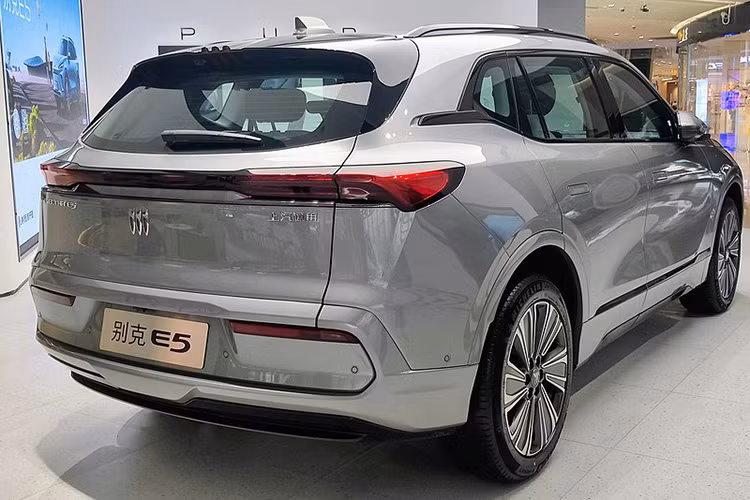 Chưa hết, xe còn có hệ thống kết nối thông minh Buick eConnect thế hệ mới và iKey phím điện thoại di động cũng như các chức năng khác, nhiều cấu hình công nghệ và thông minh tuyệt vời, đây cũng là một trong những ưu điểm của nền tảng xe điện Ultium, sau cùng là rạp hát tận 14 loa đến từ thương hiệu nổi tiếng Bose và cửa sổ trời có sẵn trên mọi phiên bản.