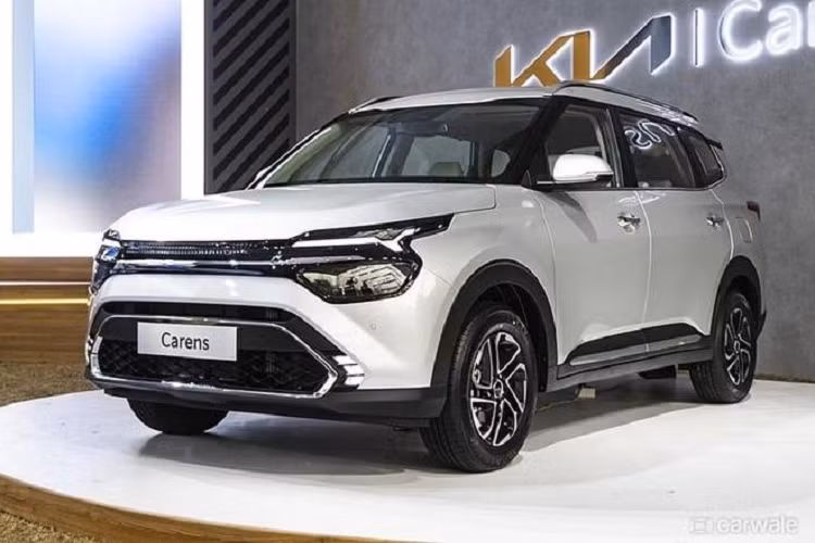 Ở Việt Nam, mẫu MPV này có tổng cộng 3 tùy chọn động cơ, bao gồm máy xăng 1.5L, máy dầu 1.5L và máy xăng tăng áp 1.4L như trên.Kia Carens 2023 tại Việt Nam có 7 phiên bản với giá bán dao động từ 619 - 859 triệu đồng. So với những đối thủ cùng phân khúc như Mitsubishi Xpander, Toyota Veloz Cross hay Hyundai Stargazer, Kia Carens đắt hơn đáng kể.
