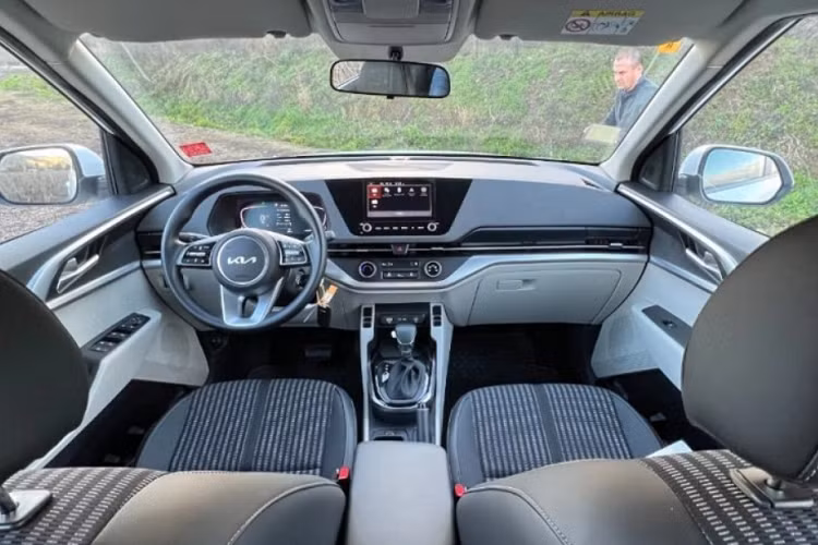 Hiện tại, động cơ diesel của mẫu MPV này chỉ đi với hộp số sàn 6 cấp hoặc hộp số tự động 6 cấp. Bên cạnh đó, hãng Kia sẽ cải tiến động cơ diesel của Carens để đáp ứng tiêu chuẩn khí thải Real Driving Emissions (RDE), có hiệu lực tại Ấn Độ từ ngày 1/4/2023.