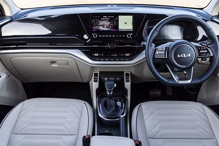 Để mẫu MPV này tiếp cận được nhiều khách hàng hơn, hãng Kia chuẩn bị tung ra Carens phiên bản tiêu chuẩn mới với nội thất 5 chỗ ngồi. Đây sẽ là mẫu MPV cỡ nhỏ duy nhất tại thị trường Ấn Độ sở hữu nội thất 5 chỗ ngồi. Hiện mẫu MPV Hàn Quốc này đang được phân phối tại Ấn Độ với nội thất 6 chỗ hoặc 7 chỗ.