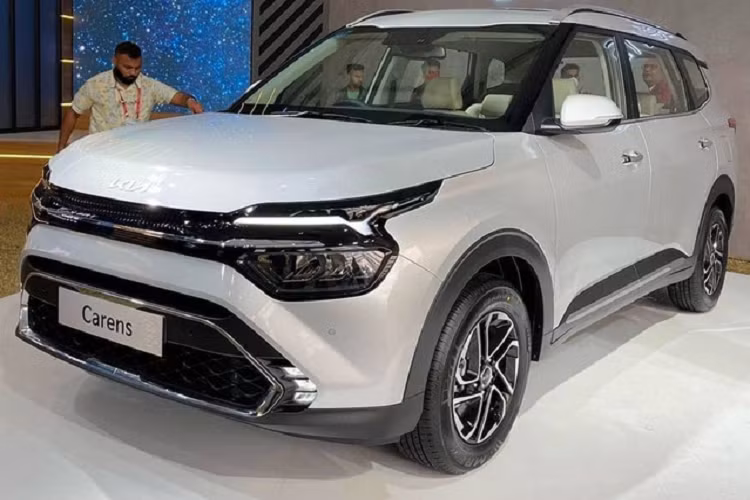 Được định vị thấp hơn bản Premium, Kia Carens 2023 bản 5 chỗ ngồi mới sẽ có cả động cơ xăng lẫn diesel. Động cơ xăng sẽ là loại 4 xi-lanh, hút khí tự nhiên, dung tích 1.5L, cho công suất tối đa 115 mã lực và mô-men xoắn cực đại 144 Nm. Động cơ diesel là loại 4 xi-lanh, dung tích 1.5L với công suất tối đa 115 mã lực và mô-men xoắn cực đại 250 Nm.
