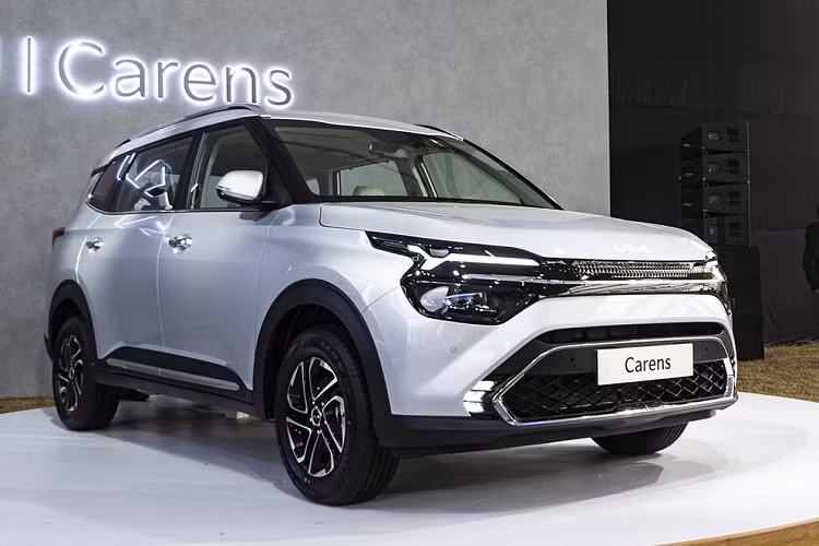 Ra mắt lần đầu tiên vào cuối năm 2021, Kia Carens thế hệ mới hiện là một trong những mẫu xe được ưa chuộng của thương hiệu Hàn Quốc tại thị trường Ấn Độ, chỉ sau Seltos và Sonet. Tuy nhiên, so với đối thủ Suzuki Ertiga vốn "bán chạy như tôm tươi" tại thị trường Ấn Độ, Kia Carens vẫn có bất lợi, đó là giá bán dao động từ 899.000 - 1.699.000 Rupee (khoảng 259 - 489 triệu đồng).