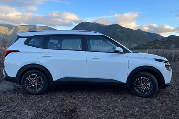 Ngoài ra, Kia Carens 2023 bản tiêu chuẩn 5 chỗ mới còn bị cắt một số trang bị để giảm giá bán như ghế bọc giả da và bệ tì tay có thể nâng lên/hạ xuống ở hàng ghế thứ hai. Trong khi đó, các trang bị an toàn của phiên bản tiêu chuẩn dự kiến sẽ vẫn giữ nguyên. Chưa hết, hãng Kia còn chuẩn bị bổ sung phiên bản dùng động cơ diesel và hộp số sàn không chân côn iMT cho Carens 2023.