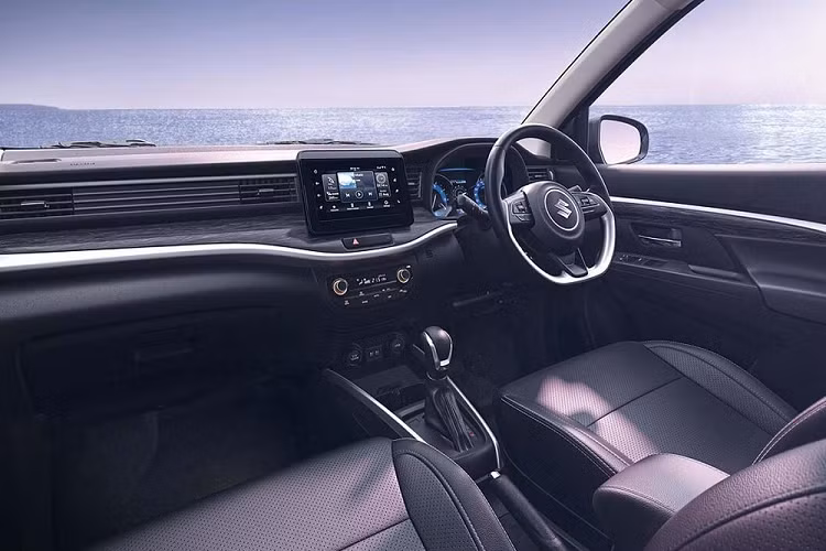 Bên trong Suzuki XL7 Hybrid 2024 ở thị trường Indonesia tiếp tục là không gian nội thất 7 chỗ ngồi như cũ nhưng có thêm màu mới, ví dụ như xám phối đen. Thêm vào đó là những chi tiết ốp gỗ trên cụm điều khiển trung tâm.