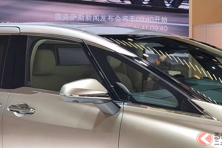 Ở phía sau, Lexus LM có thêm đèn hậu LED mới nằm vắt ngang đuôi xe và được thiết kế võng xuống. Ở chính giữa cửa cốp còn có thêm một dải đèn mỏng khác, có thể là đèn phanh, và tem chữ nổi Lexus. Ngoài ra, mẫu MPV hạng sang này còn đi kèm đường gân mới trên cửa cốp, kéo dài sang hai bên đến tận hốc bánh sau. Trong khi đó, đèn phản quang của xe vẫn nằm thấp trên cản sau như thế hệ cũ.
