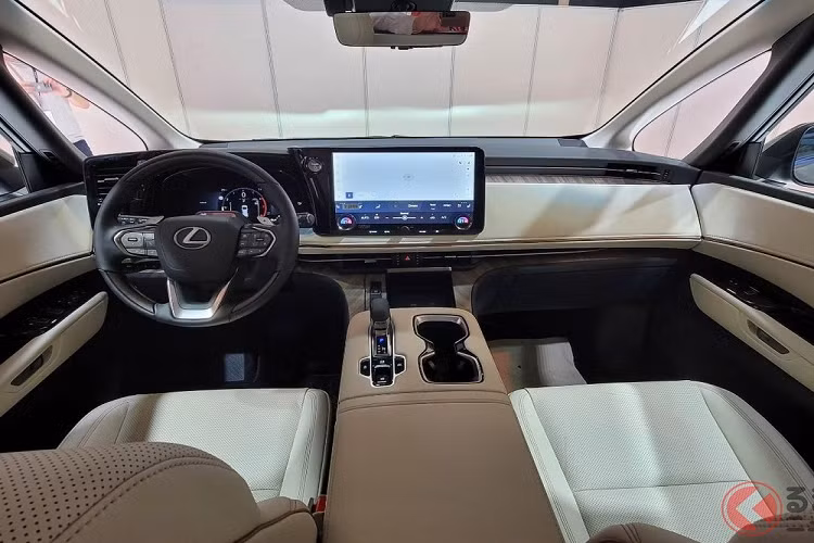 Những trang bị đáng chú ý còn lại trong nội thất của Lexus LM 2023 bao gồm cửa sổ trời đôi, khe dựng ô, hệ thống âm thanh Mark Levinson cao cấp, sạc điện thoại không dây, cổng USB Type C và hệ thống đèn viền 64 màu trên trần/tapi cửa/sàn xe với 14 chủ đề.