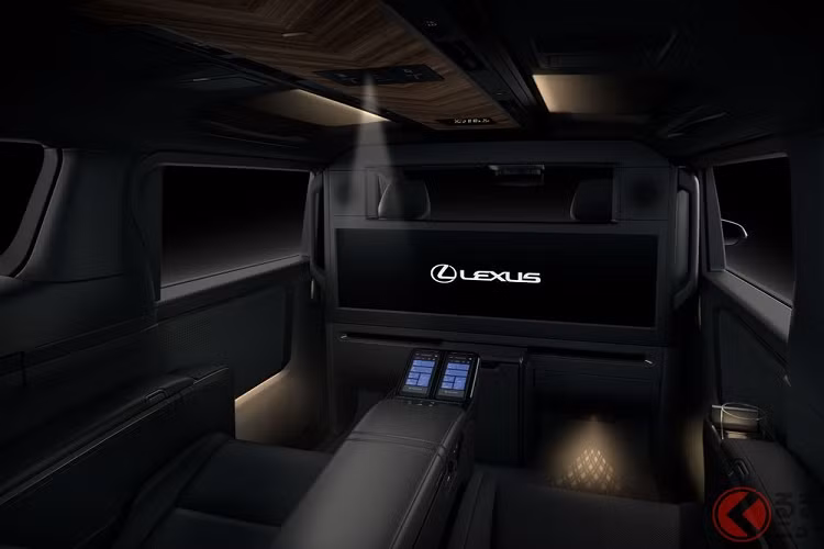 Đáng tiếc là hãng Lexus chưa hé lộ thêm thông tin về hệ truyền động PHEV này. Do đó, chưa rõ Lexus LM 450h+ sẽ dùng động cơ xăng 2.5L hay 3.5L. Trong khi đó, tại thị trường ngoài Trung Quốc, xe có thêm phiên bản LM 350h với hệ truyền động hybrid, bao gồm mấy xăng Dynamic Force 4 xi-lanh, dung tích 2.5L và mô-tơ điện.