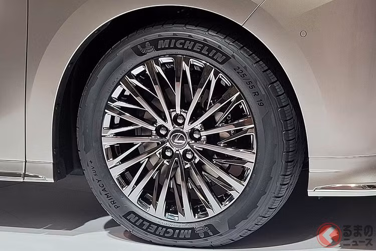 Tương tự ngoại thất, nội thất của Lexus LM 2023 cũng được thổi làn gió mới. Tại thị trường Trung Quốc, mẫu MPV hạng sang này chỉ có cấu hình nội thất 4 chỗ ngồi nhằm tạo sự khác biệt rõ hơn với người anh em Toyota Alphard. Trong khi đó, ở những thị trường khác, Lexus LM 2023 sẽ có cả phiên bản 6 chỗ và 7 chỗ ngồi.