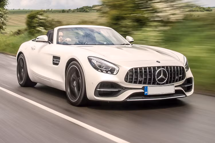 Mercedes-AMG GT Roadster sử dụng động cơ V8, tăng áp kép, dung tích 4.0 lít, sản sinh công suất tối đa 476 mã lực và mô men xoắn cực đại 630 Nm. Động cơ kết hợp với hộp số tự động ly hợp kép 7 cấp, nhờ đó, xe thể thao Mercedes-AMG GT Roadster dễ dàng tăng tốc từ vị trí đứng yên lên tốc độ 100 km/h chỉ trong thời gian 4 giây trước khi đạt vận tốc tối đa ở mức 301 km/h.