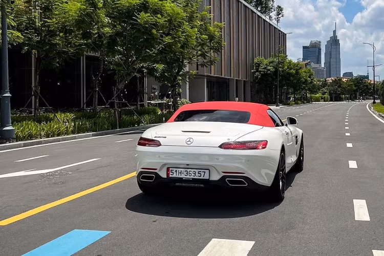 Cho đến thời điểm này, tại thị trường Việt Nam chỉ mới ghi nhận có đúng 1 xe thể thao mui trần Mercedes-AMG GT Roadster xuất hiện, xe được nhập khẩu chính hãng và đã qua nhiều "lần đò", thú vị hơn, sau 1 lần về với 1 nhà sưu tập xe 8X, chiếc Mercedes-AMG GT Roadster đã được thanh lý cùng hàng chục siêu xe khác vào năm ngoái.