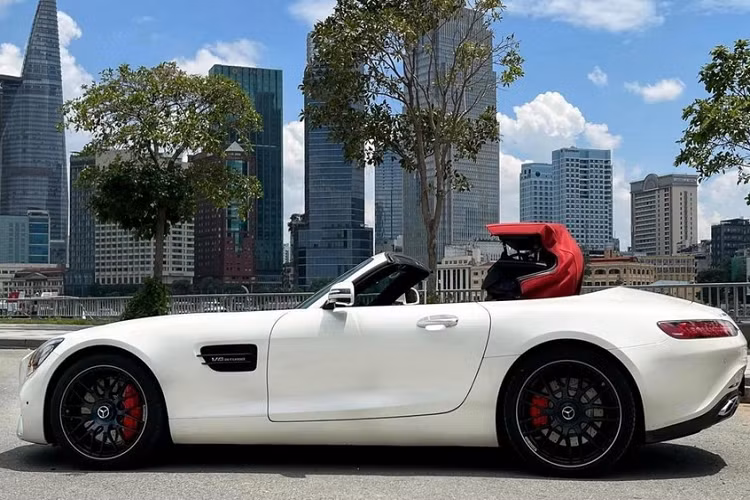 Số lượng dòng xe Mercedes-AMG GT tại Việt Nam đã gần 15 chiếc, trong số đó, có 3 bản hiệu năng cao Mercedes-AMG GT S Edition 1, 2 xe Mercedes-AMG GT S, 5 chiếc siêu xe Mercedes-AMG GT R, 2 xe Mercedes-AMG GT R Pro bản giới hạn 750 chiếc trên toàn cầu, và sau cùng là chiếc xe Mercedes-AMG GT Roadster.