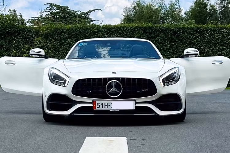  Mercedes-AMG GT Roaster mui trần là dòng xe thể thao hiệu năng cao, đàn em của siêu xe Mercedes-Benz SLS AMG, mức giá bán hợp lý, thiết kế đẹp mắt và động cơ mạnh mẽ để đi trong phố hay tăng tốc trên cao tốc, đã giúp các phiên bản xe Mercedes-AMG GT trở nên được ưa chuộng.