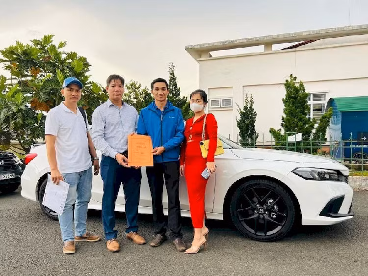 Mua Honda Civic RS bi lech mau son, khach hang duoc doi xe moi