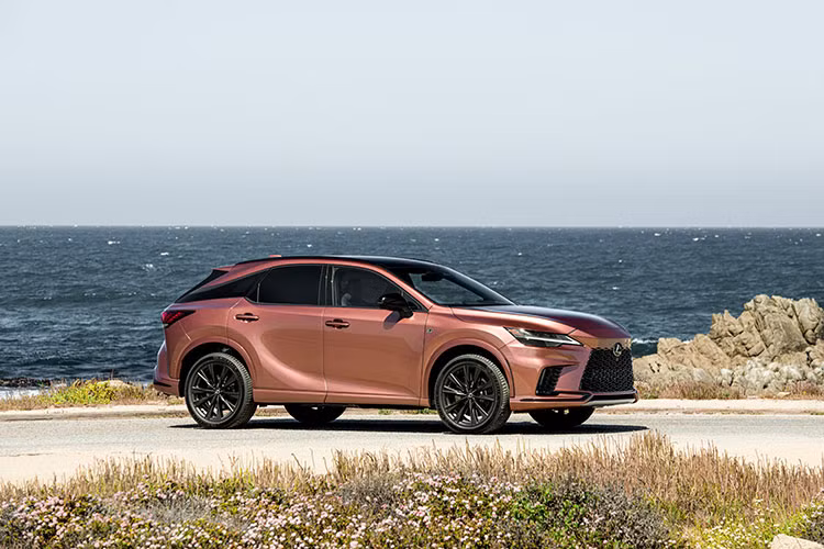 Sẽ có 4 phiên bản Lexus RX 2023 khác nhau được giới thiệu tại thị trường Việt Nam bao gồm: RX 350 Premium, RX 350 Luxury, RX 350 F SPORT và RX 500h F SPORT Performance. Các lựa chọn màu sắc cũng được đa dạng hóa phù hợp với mọi cá tính khác biệt. 