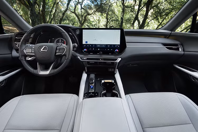 Nội thất Lexus RX 2023 tiếp tục thể hiện ý tưởng Tazuna – hoàn thiện hơn nữa triết lý đặt con người làm trung tâm. Không gian rộng mở với các tiện ích hiện đại được sắp xếp tối ưu khả năng sử dụng, mang lại trải nghiệm một chiếc SUV năng động.