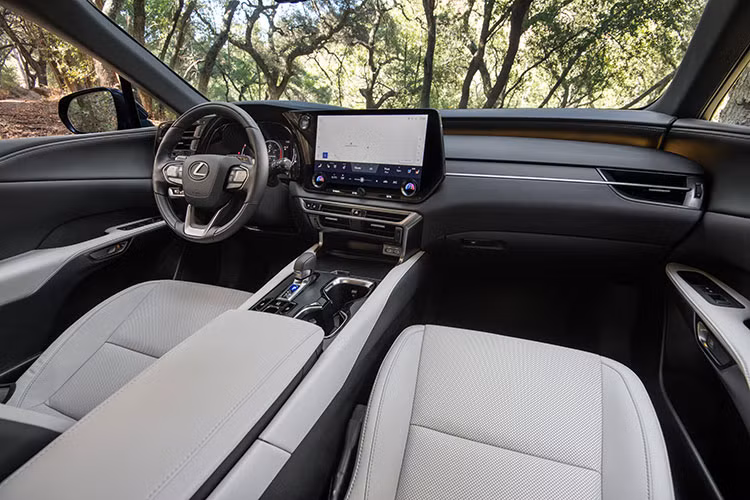 Hệ thống an toàn Lexus Safety+ (LSS+3) tiếp tục duy trì hỗ trợ theo dõi làn đường (LTA), điều khiển hành trình chủ động (DRCC), an toàn tiền va chạm (PCS), đỗ xe nâng cao được phát triển thêm với khả năng hỗ trợ đỗ xe song song. Ngoài tính năng đỗ xe lùi, giờ đây tính năng đỗ xe tiến cũng được hỗ trợ.