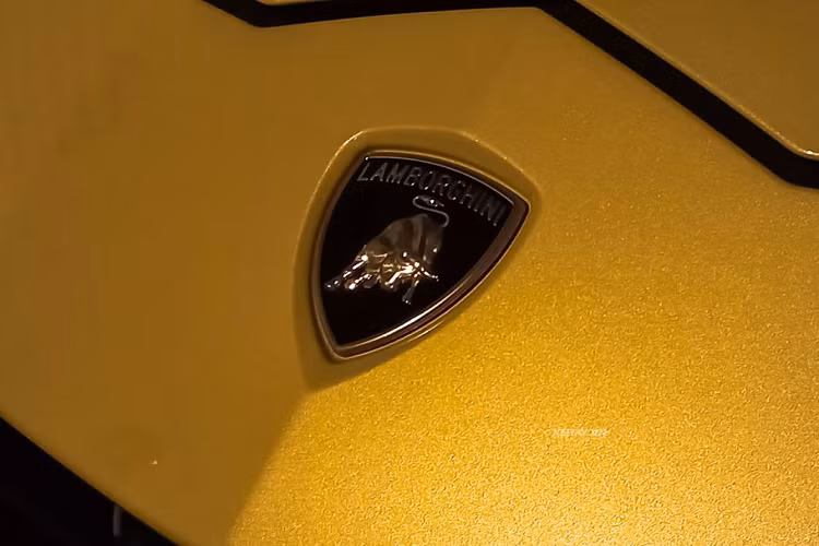 Bao trùm khoang cabin của siêu SUV Lamborghini Urus Pearl Capsule là tông màu vàng-đen và chất liệu Alcantara. Nếu trên các phiên bản xe Urus tiêu chuẩn, ghế ngồi bọc da Alcantara là tuỳ chọn thì trên phiên bản Pearl Capsule Edition 2022 là trang bị có sẵn.