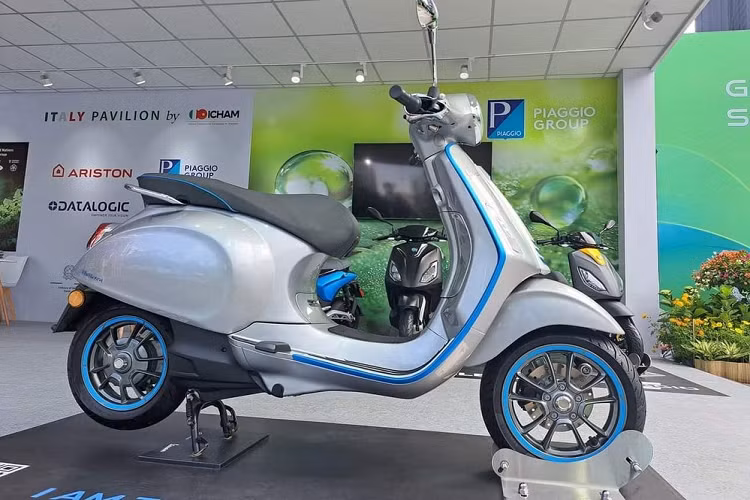  Vespa Elettrica chạy điện đầu tiên của tập đoàn Piaggio và đã được bán ra tại châu Âu từ tháng 9/2018. Sau 5 năm, mẫu xe máy điện này mới rục rịch được bán ra tại thị trường Việt Nam. Hiện một số đại lý Piaggio đã bắt đầu mở cọc cho mẫu xe điện này. Hiện giá bán chính thức của Vespa Elettrica tại Việt Nam chưa được công bố.