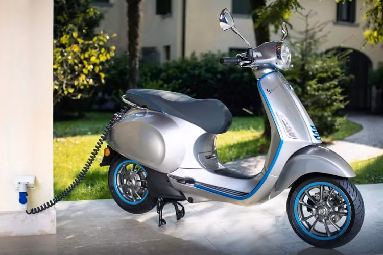 Chưa hết, mẫu xe máy điện "sang chảnh" này còn được tích hợp công nghệ kết nối Ride-To-Rider cho phép người dùng điều khiển và giám sát hoạt động của xe thông qua ứng dụng trên điện thoại thông minh. Đặc biệt, xe còn có công nghệ nhận diện người lái không cần chìa khóa.