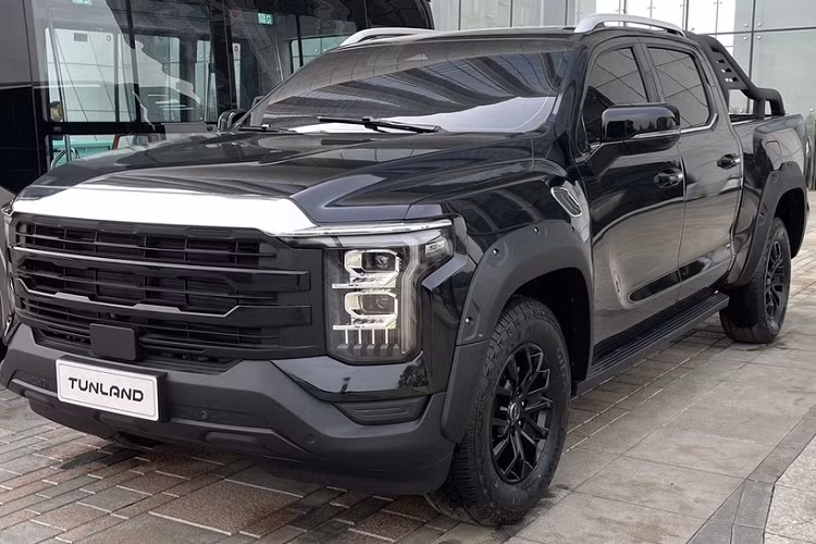 Ngoài ra, chúng ta có thể thấy mặt tiền của 2 chiếc xe bán tải Foton mới ra mắt có điểm chung nhất định với 2 mẫu xe bán tải khác là Ford F-150 Raptor và Ram 1500. Thậm chí, trong khi lưới tản nhiệt mới của Foton Mars 9 giống Ram 1500 TRX thì đèn pha lại của Ram 1500.