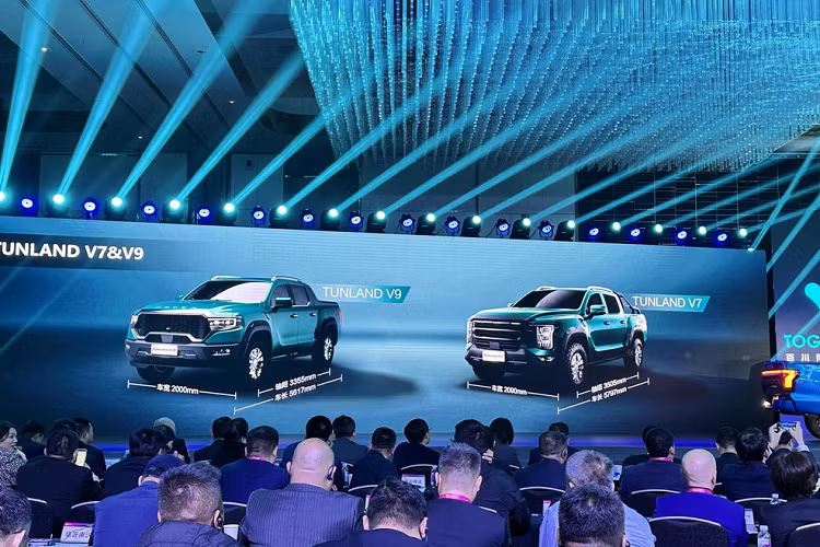 Vào ngày 13/4, dòng xe bán tải Mars 2023 của Foton Motor đã chính thức được ra mắt đó là Mars 7 và Mars 9, đây là 1 bước tiến tiếp theo trong dự án phát triển xe bán tải cỡ lớn của Foton. Ở lần này, Foton cho biết có ý định xuất ngoại và sẽ đổi tên xe thành Tunland V7 và Tunland V9.