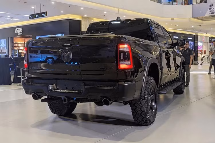 RAM Rebel tại Việt Nam trang bị động cơ tăng áp V8 5.7L HEMI sản sinh công suất 395 mã lực và mô-men xoắn tối đa 556 Nm, hệ dẫn động 4x4 Part-time Shift on the fly giúp chuyển đổi linh hoạt giữa các chế độ lái. Hộp số tự động Premium ZF 8 cấp.