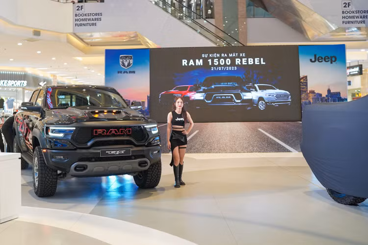 Siêu bán tải RAM 1500 Rebel kết hợp hoàn hảo giữa sức mạnh, hiệu năng và thiết kế bắt mắt. Đồng thời là lựa chọn lý tưởng nhất dành cho những khách hàng Việt Nam đam mê chinh phục các cung đường dài có nhiều địa hình khó, cần chiếc xe mạnh mẽ, đáng tin cậy cho chuyến đi offroad cũng như nhiều trang bị cao cấp và êm ái thoải mái trong hành trình dài.