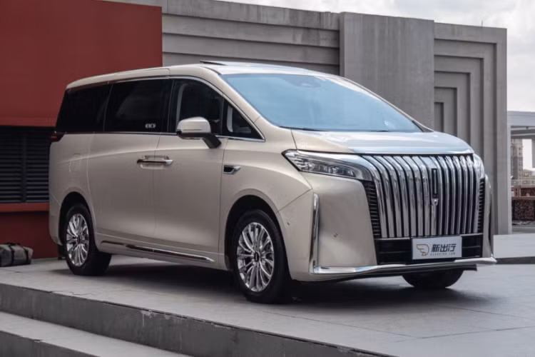 Về nội thất, trước tiên chúng ta hãy nhìn vào Wey Gaoshan phiên bản tiêu chuẩn, tổng thể thiết kế tương đối đơn giản với tông màu sáng, điểm nhấn lớn nhất là thiết kế màn hình kép kích thước lớn càng làm tăng thêm cảm giác công nghệ cho xe. Ngoài ra, một số lượng lớn các đường ngang được sử dụng trên xe, giúp mở rộng hơn nữa cảm giác không gian bên trong xe.