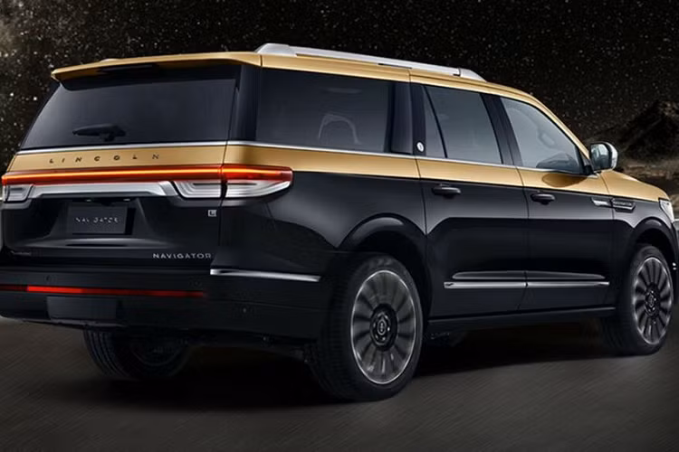 Ở bên trong, Navigator Black Gold sở hữu không gian nội thất sang trọng với với các tùy chọn bệ tỳ tay ốp gỗ nguyên khối hay ghế ngồi và mặt táp lô được làm từ da Venice cao cấp. Hàng ghế trước chỉnh điện 30 hướng và 5 chức năng massage khác nhau.