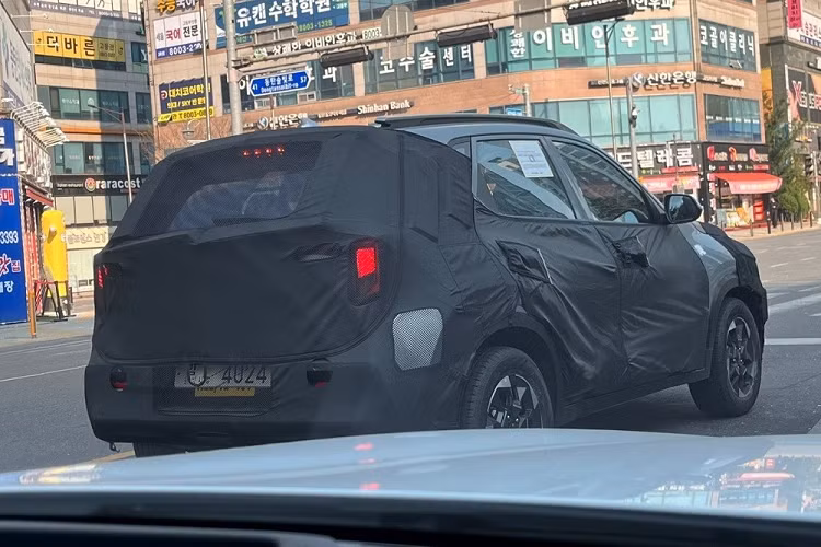 Cuối cùng là động cơ diesel 1.5L với công suất tối đa 116 mã lực và mô-men xoắn cực đại 250 Nm. Sức mạnh được truyền tới bánh thông qua hộp số iMT 6 cấp hoặc hộp số tự động 6 cấp. Dự kiến, Kia Sonet phiên bản nâng cấp sẽ chính thức ra mắt thị trường Ấn Độ vào năm sau. Sau Ấn Độ, mẫu SUV hạng A này sẽ tiếp tục trình làng tại những thị trường khác như Việt Nam.
