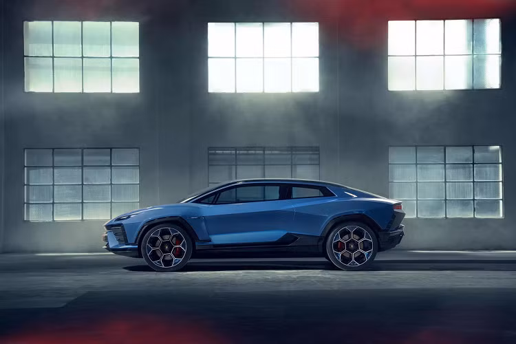 Lamborghini Lanzador EV 2028 mới, được công bố tại Tuần lễ Xe hơi Monterey và được mô tả là "GT có khoảng sáng gầm lớn" cùng với đó là cách bố trí 3 cửa tạo nên sự khác biệt so với những mẫu Crossover thường thấy.