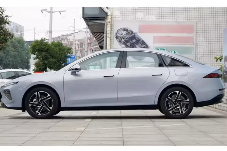 Còn về bản thuần điện của Roewe D7 2023 cũng sẽ có đúng 3 bản, với giá tương ứng 488 triệu đồng, 520 triệu đồng và 575 triệu đồng. Mức giá này chưa bao gồm khoản trừ 1.000 nhân dân tệ, tương đương 3,2 triệu đồng, khi khách hàng cọc mua xe ngay từ bây giờ. 2 mẫu xe Roewe D7 EV và Roewe D7 DMH đã ra mắt lần đầu tiên tại Triển lãm ô tô Thành Đô 2023.